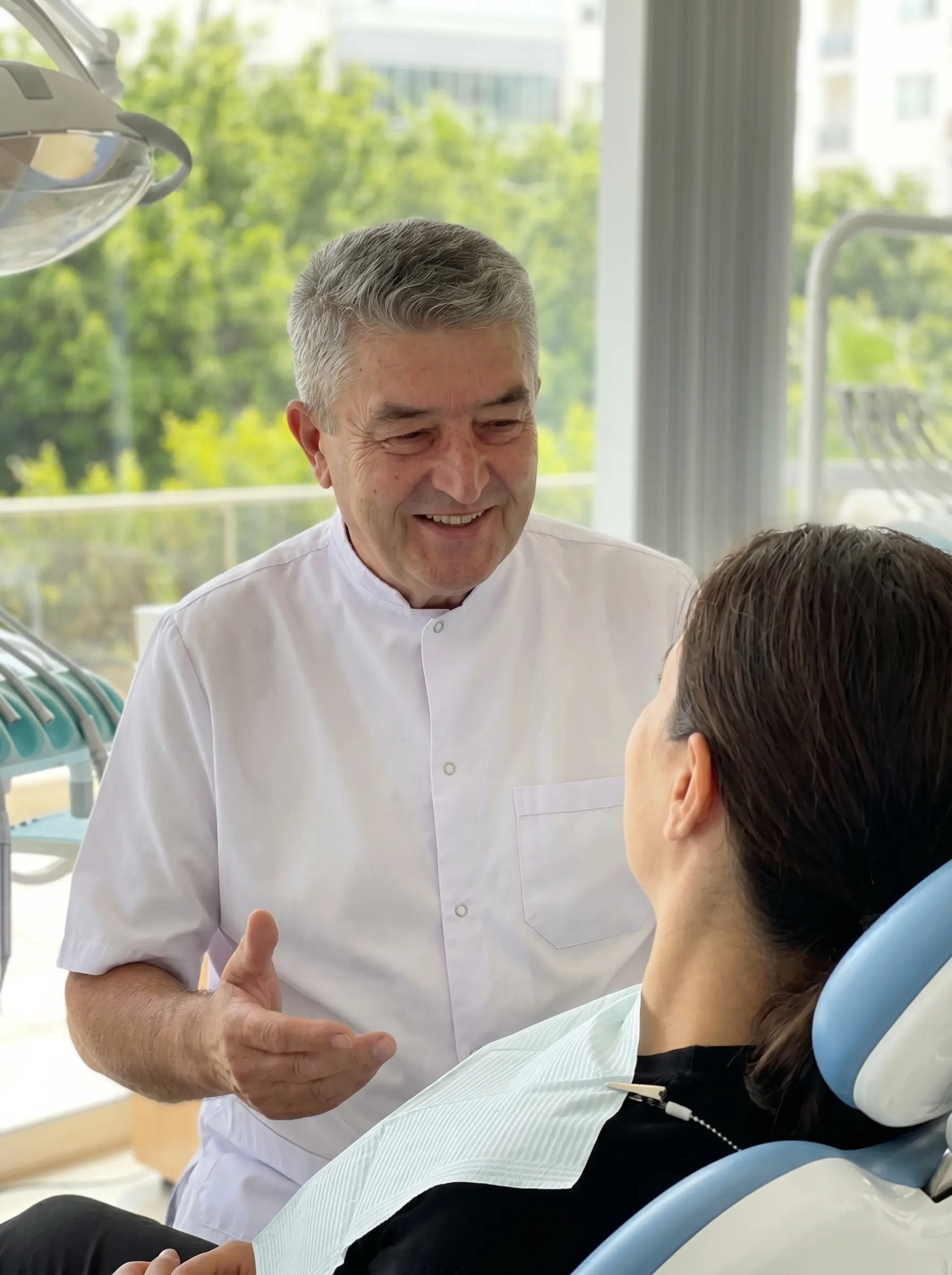 Prof. Dr. Sedat Baran hasta ile görüşme sırasında